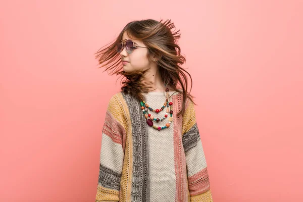 Pequeña Chica Caucásica Usando Ropa Hippie — Foto de Stock