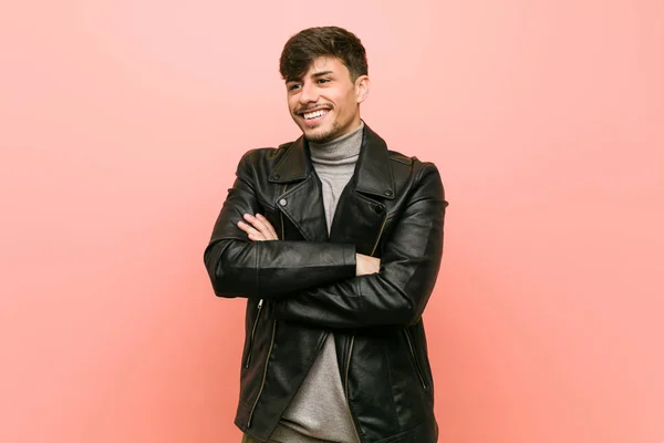 Jovem Hispânico Vestindo Uma Jaqueta Couro Sorrindo Confiante Com Braços — Fotografia de Stock