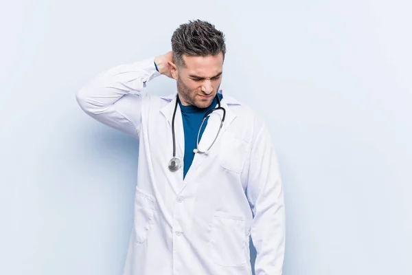 Junger Hübscher Arzt Leidet Unter Nackenschmerzen Aufgrund Seines Sitzenden Lebensstils — Stockfoto