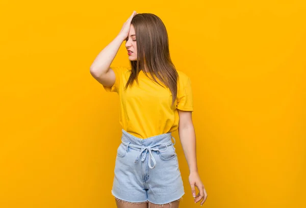 Küçük Kadın Genç Bir Şey Unutmak Sarı Bir Gömlek Giyen — Stok fotoğraf