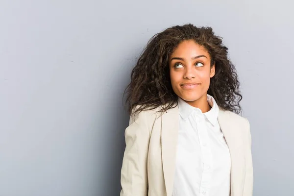 Jonge Afro Amerikaanse Zakenvrouw Droomt Van Het Bereiken Van Doelen — Stockfoto