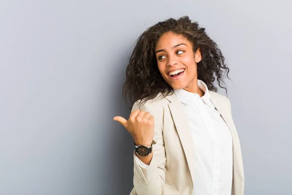 Jovem Mulher Negócios Afro Americana Aponta Com Dedo Polegar Afastado — Fotografia de Stock