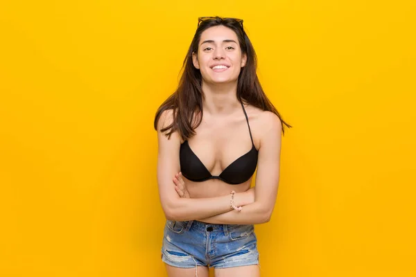 Młoda Brunetka Kobieta Ubrana Bikini Przeciwko Żółtym Tle Śmiechem Zabawy — Zdjęcie stockowe