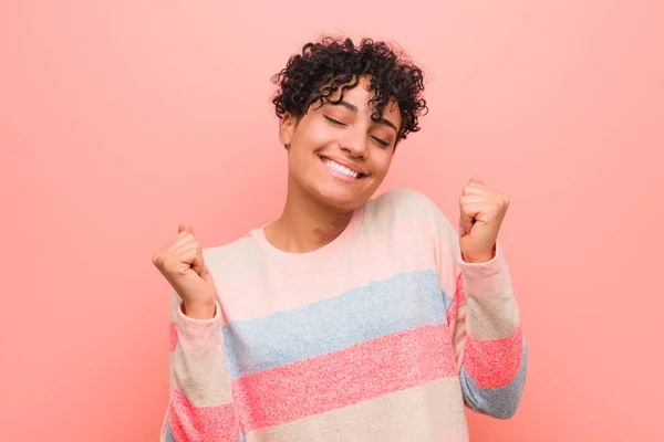 Genç Karışık Afro Amerikan Genç Kadın Yumruk Yükselterek Mutlu Başarılı — Stok fotoğraf