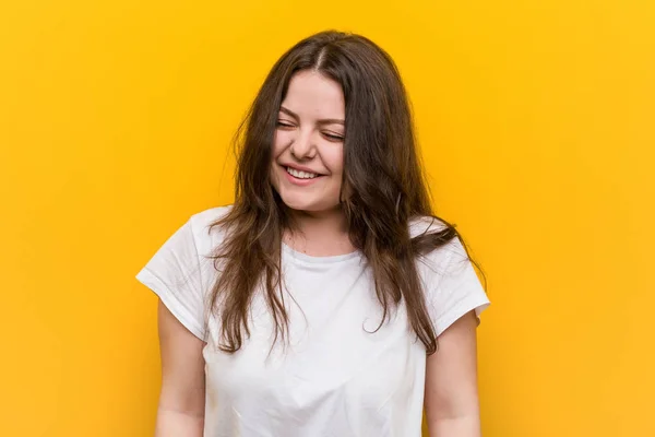 Jeune Femme Courbée Taille Rit Ferme Les Yeux Sent Détendu — Photo