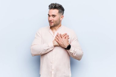 Genç yakışıklı serin adam dostça bir ifade vardır, göğüs avuç içi basarak. Aşk kavramı.