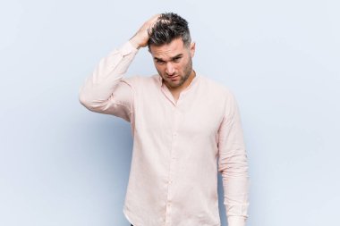 Genç yakışıklı serin adam yorgun ve çok uykulu baş el tutmak.