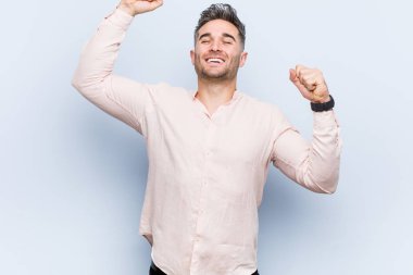 Genç yakışıklı serin adam özel bir gün kutluyor, atlar ve enerji ile kollarını yükseltmek.