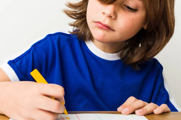 Weinig Kaukasische Jongen Tekening — Stockfoto