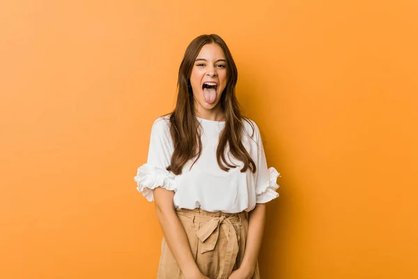 Junge Kaukasierin Witzig Und Freundlich Die Zunge Herausstreckt — Stockfoto