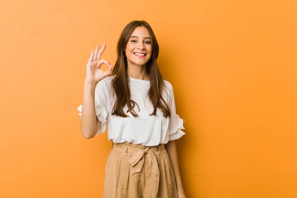 Joven Mujer Caucásica Alegre Confiado Mostrando Gesto —  Fotos de Stock