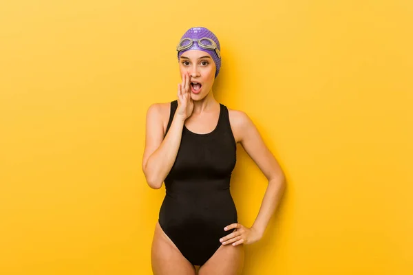 Giovane Nuotatrice Caucasica Donna Sta Dicendo Segreto Caldo Frenante Notizie — Foto Stock
