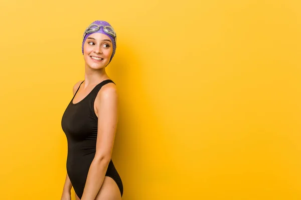 Giovane Nuotatore Donna Caucasica Guarda Parte Sorridente Allegro Piacevole — Foto Stock