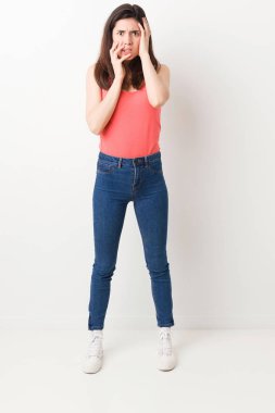 Beyaz arka plan üzerinde tam vücut genç kadın sızlanan ve disconsolately ağlama.