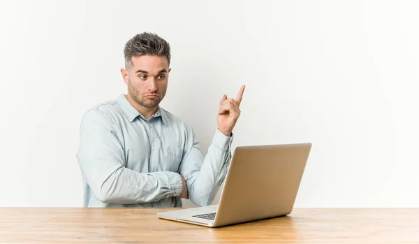 Jovem Homem Bonito Trabalhando Com Seu Laptop Tendo Alguma Grande — Fotografia de Stock