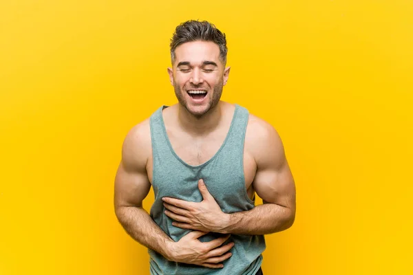 Mladý Fitness Muž Žlutém Pozadí Šťastně Směje Radost Držet Ruce — Stock fotografie