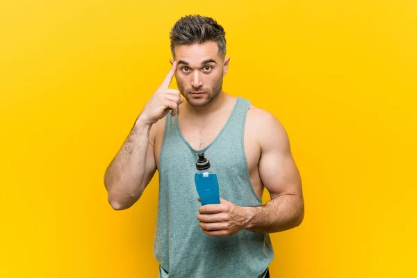 Blanke Man Met Een Energiedrank Wijzend Zijn Tempel Met Vinger — Stockfoto