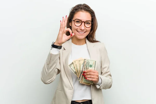 Joven Mujer Negocios Europea Sosteniendo Billetes Dólar Alegre Confiado Mostrando — Foto de Stock