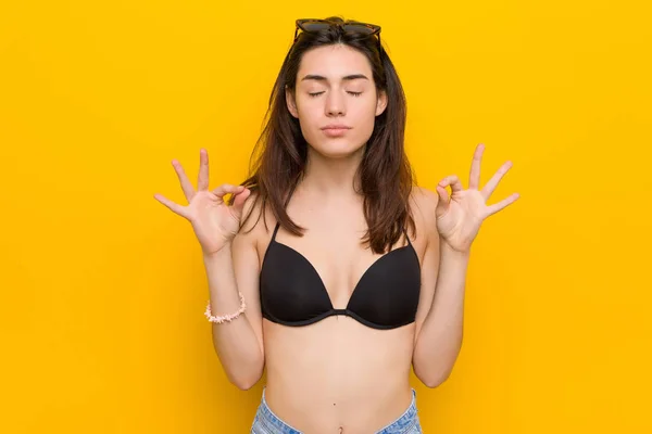 Sarı Arka Plana Karşı Bikini Giyen Genç Esmer Kadın Zor — Stok fotoğraf