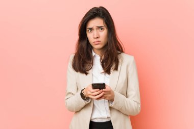 Genç beyaz kadın telefonda konuşuyor