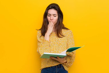 Bazı notebooklar tutan genç beyaz kadın