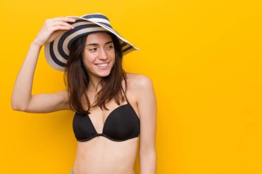 Genç beyaz kadın bir bikini ve Pamela giyiyor