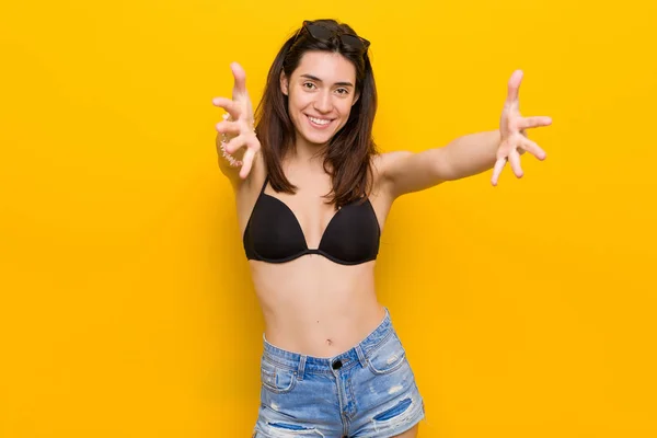 Jonge Brunette Vrouw Het Dragen Van Een Bikini Tegen Gele — Stockfoto