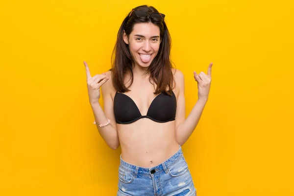 Młoda Brunetka Kobieta Ubrana Bikini Przeciwko Żółtym Tle Pokazując Gest — Zdjęcie stockowe