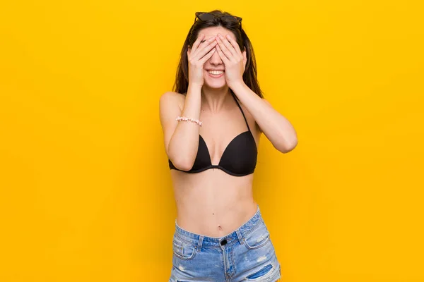 Fiatal Barna Visel Bikinit Sárga Háttérrel Fedi Szemet Kezében Mosolyog — Stock Fotó