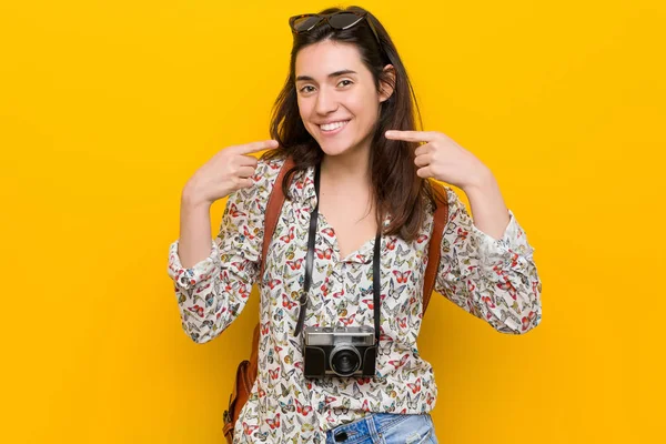 Junge Brünette Reisende Frau Lächelt Und Zeigt Mit Dem Finger — Stockfoto