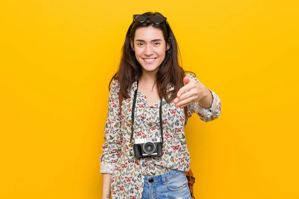 Junge Brünette Reisende Frau Streckt Hand Kamera Grußgeste — Stockfoto