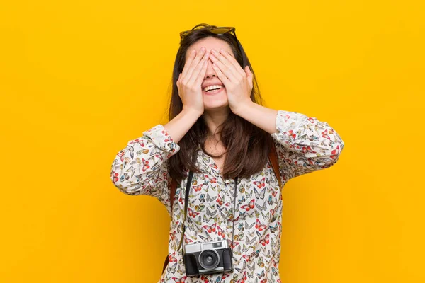 Junge Brünette Reisende Frau Bedeckt Augen Mit Händen Lächelt Breit — Stockfoto