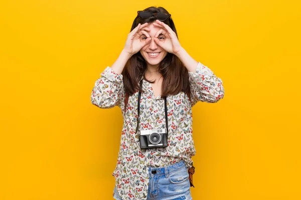 Junge Brünette Reisende Frau Zeigt Okay Zeichen Über Den Augen — Stockfoto