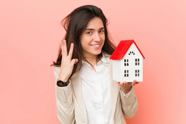 Jovem Caucasiana Segurando Ícone Casa — Fotografia de Stock