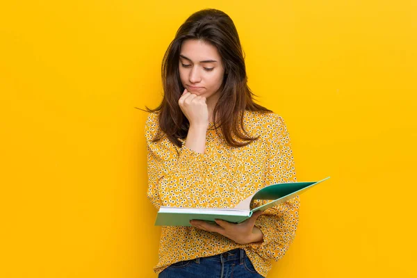 Joven Mujer Caucásica Sosteniendo Algunos Cuadernos —  Fotos de Stock