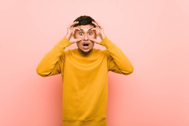 Genç İspanyol adam bir başarı fırsatı bulmak için gözleri açık tutmak.