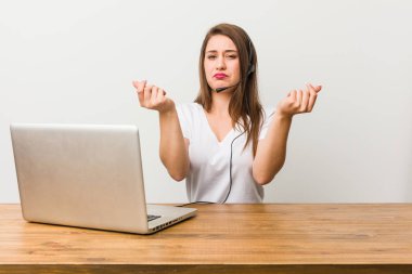 Genç telemarketer kadın o para olduğunu gösteren.