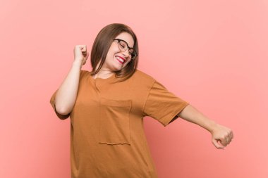 Genç öğrenci kadın gözlük dans giyen ve eğleniyor.