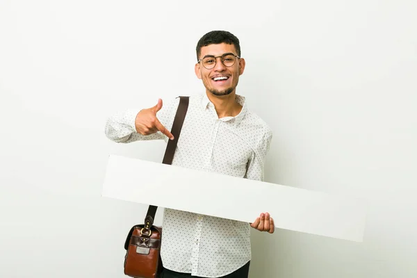 Młody Hiszpanie Biznesmen Posiadający Afisz — Zdjęcie stockowe