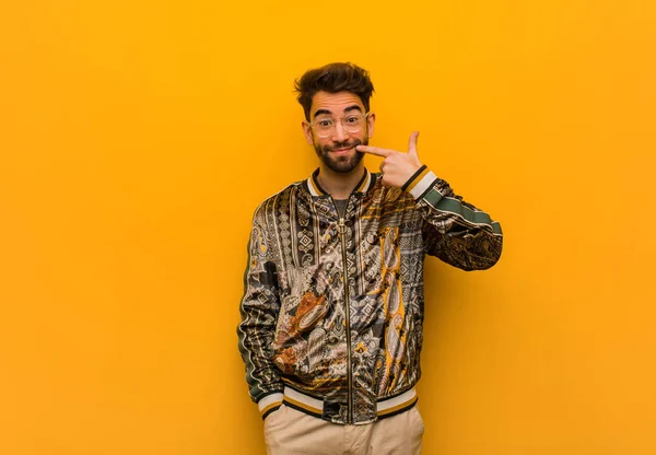 Joven Hombre Fresco Sonríe Señalando Boca — Foto de Stock