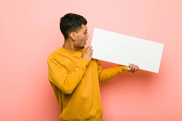 Junger Hispanischer Mann Mit Einem Plakat — Stockfoto