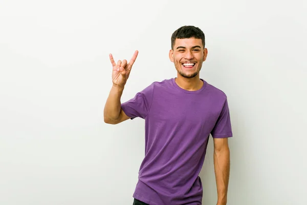 Joven Hispano Mostrando Gesto Cuernos Como Concepto Revolución —  Fotos de Stock