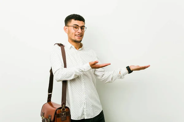 Joven Empresario Ocasional Hispano Emocionado Sosteniendo Espacio Copia Palma — Foto de Stock