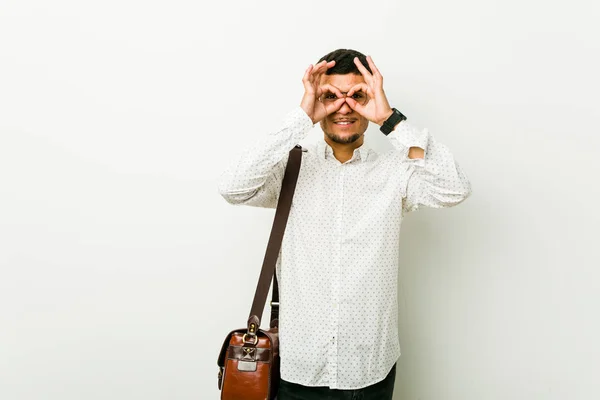 Jovem Hispânico Casual Homem Negócios Mostrando Bem Sinal Sobre Olhos — Fotografia de Stock