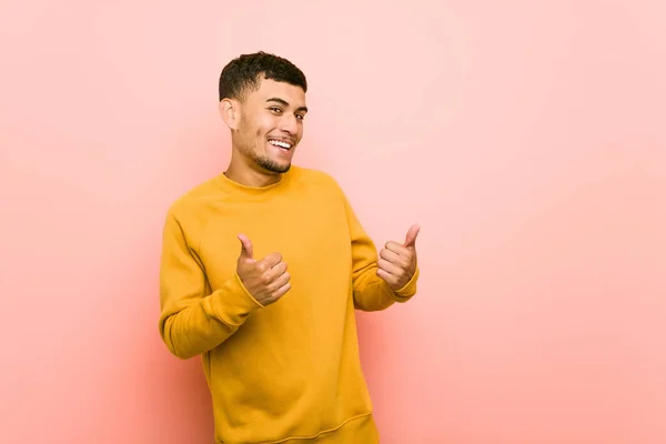 Joven Hombre Hispano Levantando Ambos Pulgares Hacia Arriba Sonriendo Confiado —  Fotos de Stock