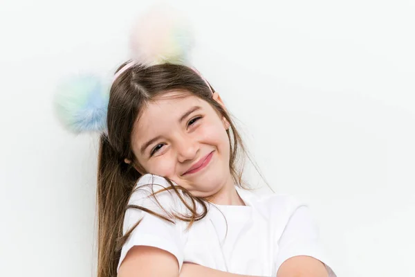 Маленька Біла Дівчинка Костюмами Аксесуарами Розважається — стокове фото