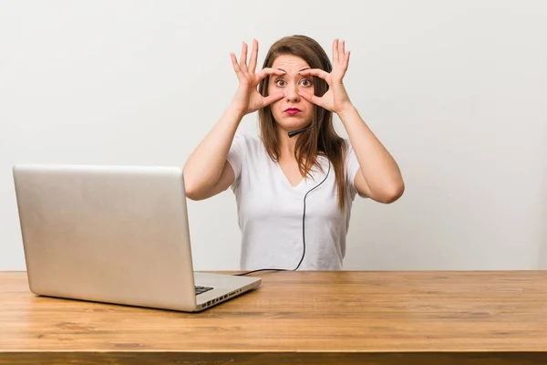 Junge Telemarketerin Hält Die Augen Offen Eine Erfolgschance Finden — Stockfoto