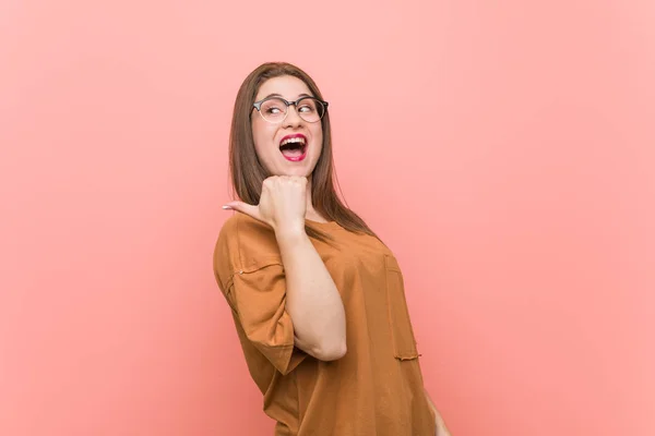 Joven Estudiante Que Usa Anteojos Con Dedo Pulgar Lejos Riendo —  Fotos de Stock