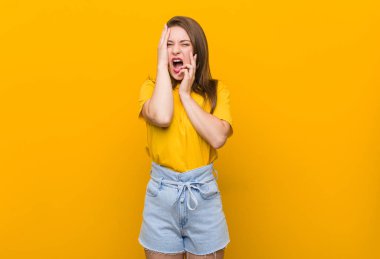 Genç kadın genç sarı bir gömlek sızlanan giyen ve disconsolately ağlıyor.