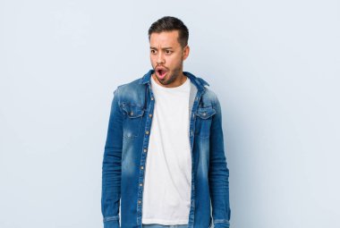 Genç yakışıklı Filipino adam varlık şok nedeniyle bir şey o seen.